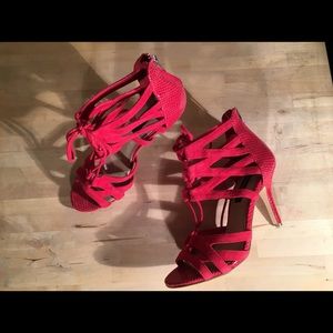 Red strappy shoes 👠